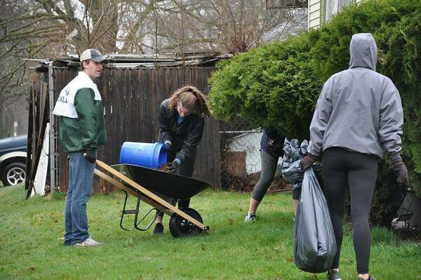 Students and volunteers applying mulch to mitigate lead contamination
